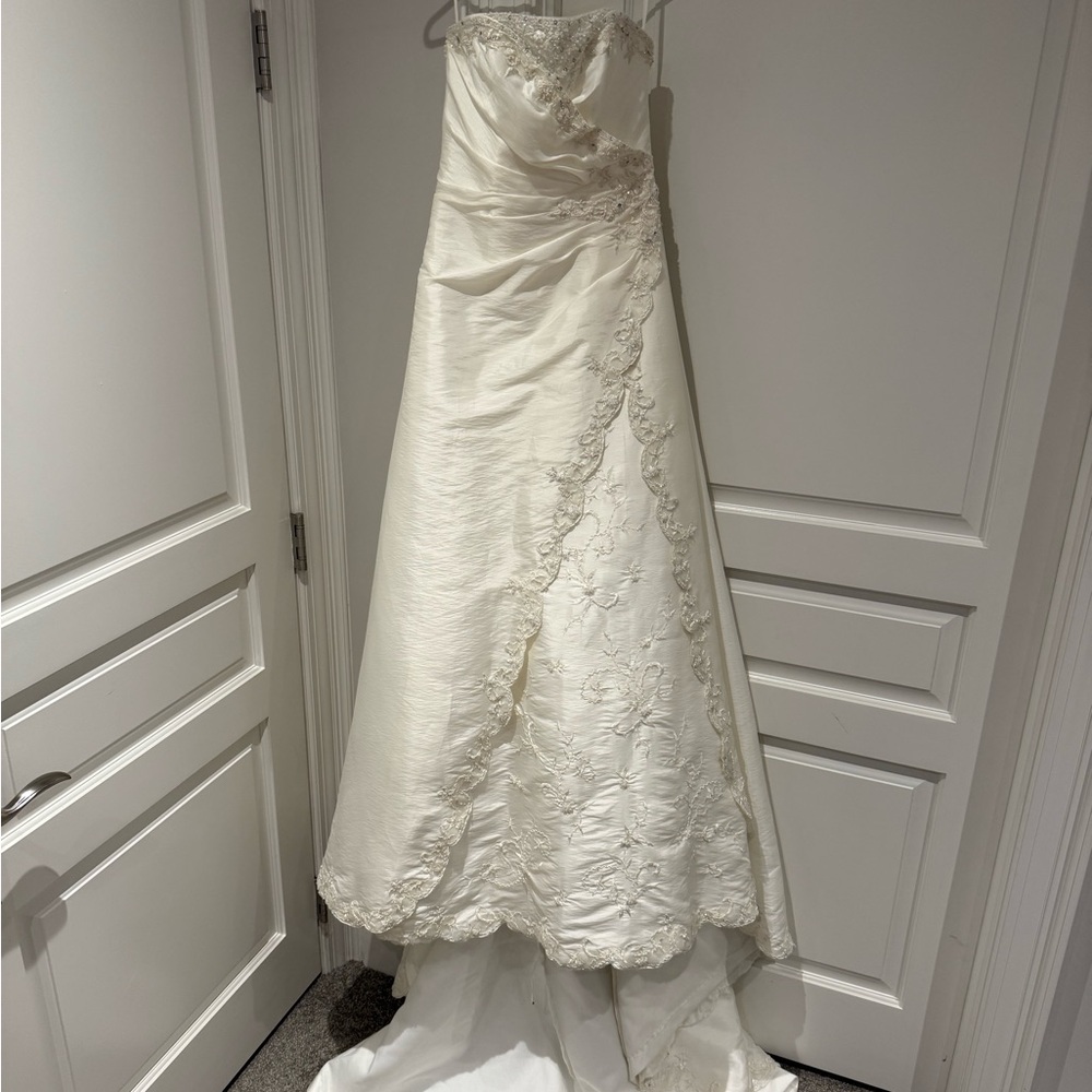 Chic Cream Bridal Gown with Lace Accents